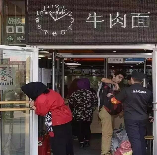 吃碗牛肉面也要進(jìn)行安全檢查，可見網(wǎng)友所言非虛