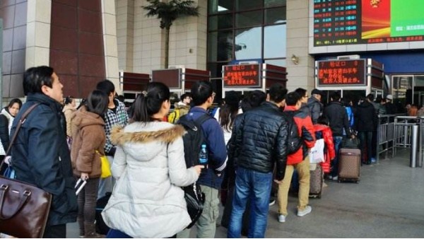 春運(yùn)車站人多擁擠時(shí)還要過(guò)安檢？